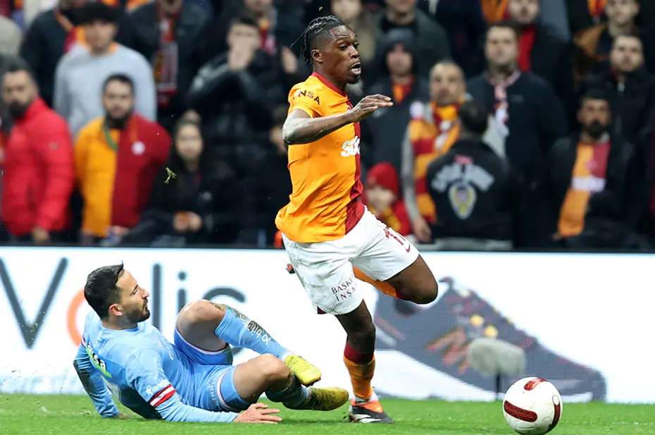 Trio ekibi, Galatasaray-Antalyaspor maçındaki tartışmalı pozisyonları yorumladı: Penaltı, kırmızı kart, iptal edilen gol... - 9