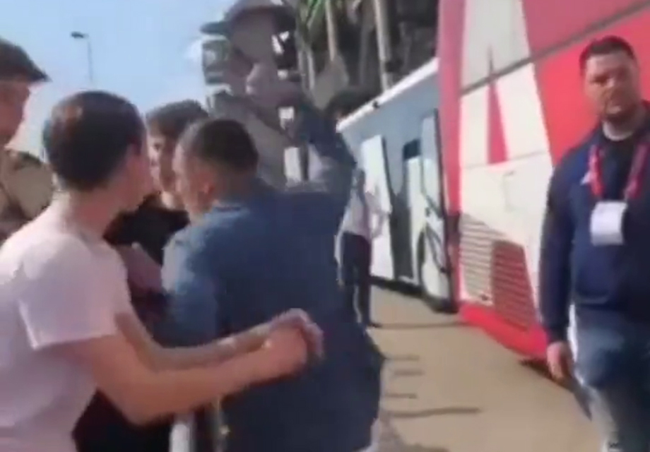 Ajaxlı futbolcu takım arkadaşına ırkçılık yapan taraftarı yumrukladı