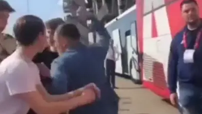 Ajaxlı futbolcu takım arkadaşına ırkçılık yapan taraftarı yumrukladı