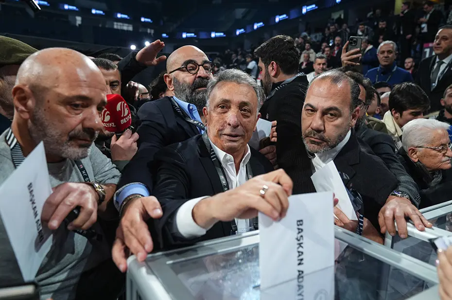 Beşiktaş Genel Kurulu'nda Ahmet Nur Çebi fırtınası: Güçlükle içeri girdi, adaylık sorusuna da yanıt verdi - 3 Beşiktaş Genel Kurulu'nda Ahmet Nur Çebi fırtınası: Güçlükle içeri girdi, adaylık sorusuna da yanıt verdi - 3