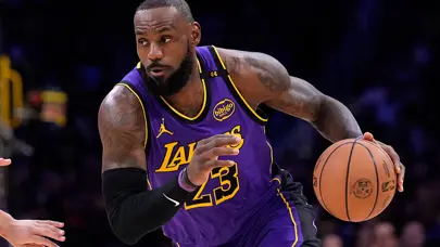 LeBron James, Michael Jordan'ın rekorunu kırdı