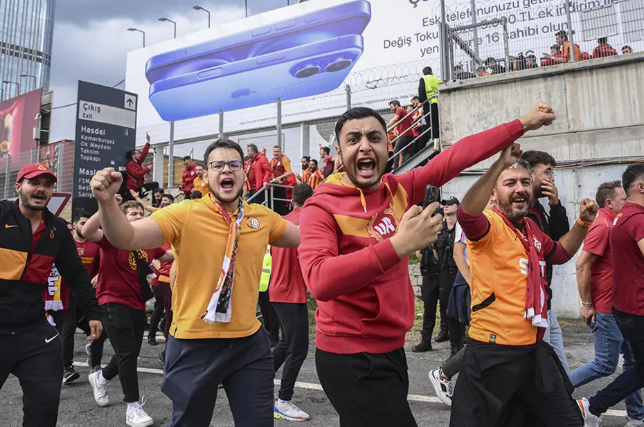 Galatasaray, Kadıköy'e 28 otobüsle gitti - 10 Galatasaray, Kadıköy'e 28 otobüsle gitti - 10
