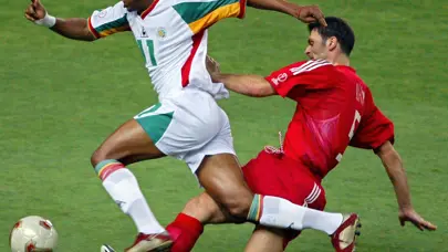 Senegalli eski milli futbolcular, Türkiye maçının formalarını depremzedeler için bağışladı