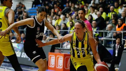 Fenerbahçe Opet derbiyi kazanarak namağlup liderliği sürdürdü