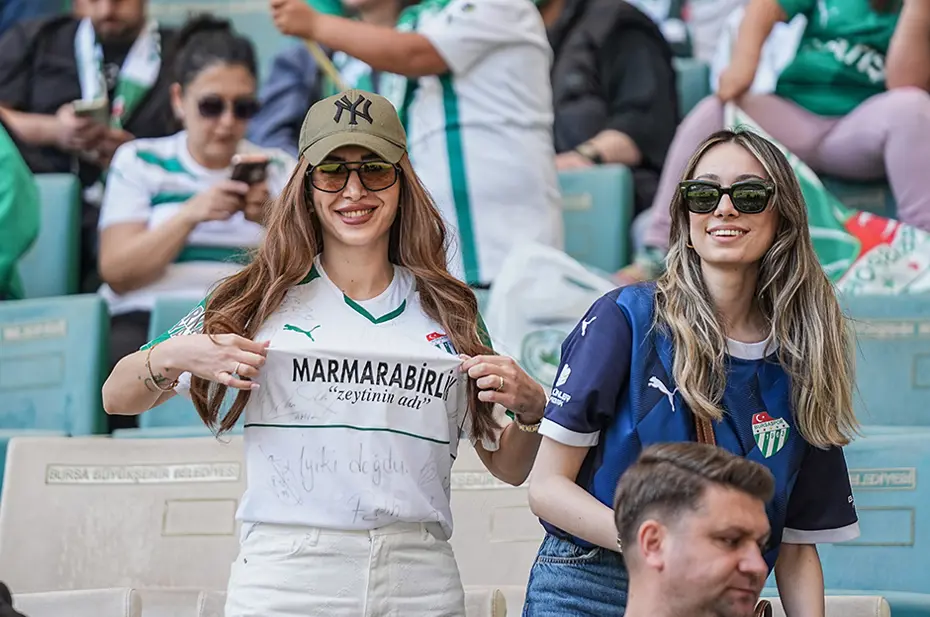 Bursaspor'un şampiyonluk kupasını alacağı maçta tribün şov: 45 bini aşkın taraftardan görsel şölen - 2