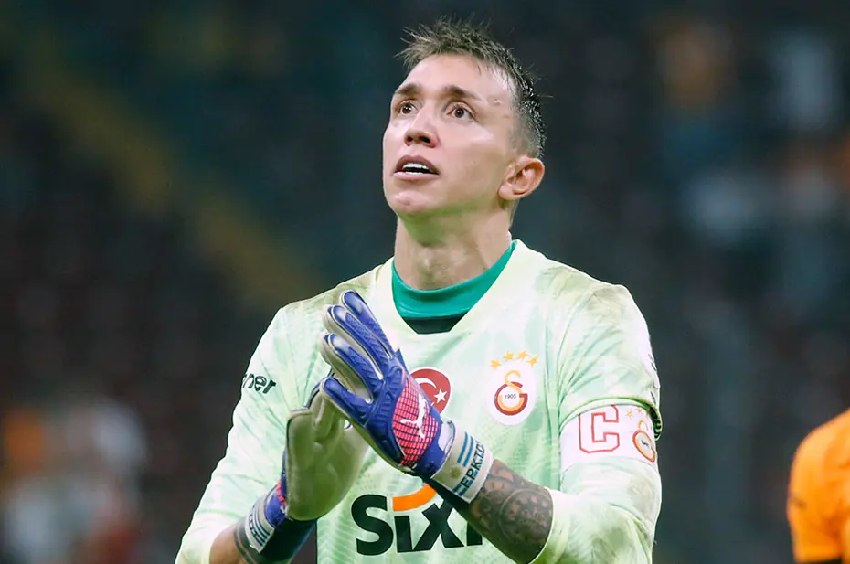 Okan Buruk topu Muslera'ya atmıştı: Merakla beklenen kararı verdi - 4 Okan Buruk topu Muslera'ya atmıştı: Merakla beklenen kararı verdi - 4