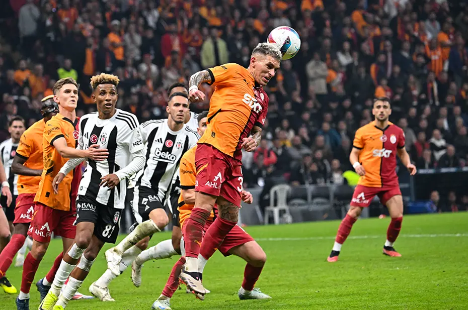 Derbinin tartışmalı pozisyonlarını Trio ekibi yorumladı: Penaltı ve kırmızı kart var mı? - 10 Derbinin tartışmalı pozisyonlarını Trio ekibi yorumladı: Penaltı ve kırmızı kart var mı? - 10