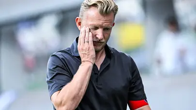 Üst üste 7 yenilgi sonrası Dirk Kuyt'a büyük şok: Taraftar soyunma odasını bastı