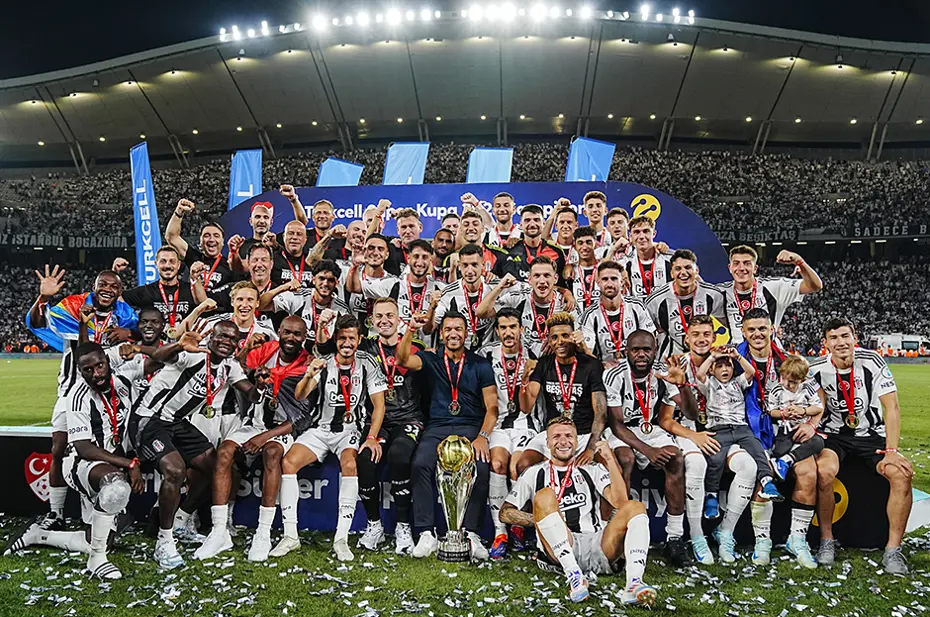 Beşiktaş'ın tarihi zaferi Avrupa'da manşetlerde: "Van Bronckhorst, Galatasaray'ı katletti" - 15