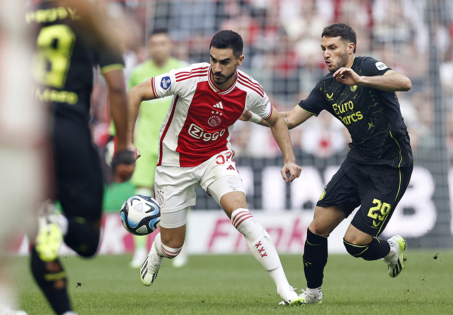 Ajax-Feyenoord derbisi olaylar nedeniyle tatil edildi