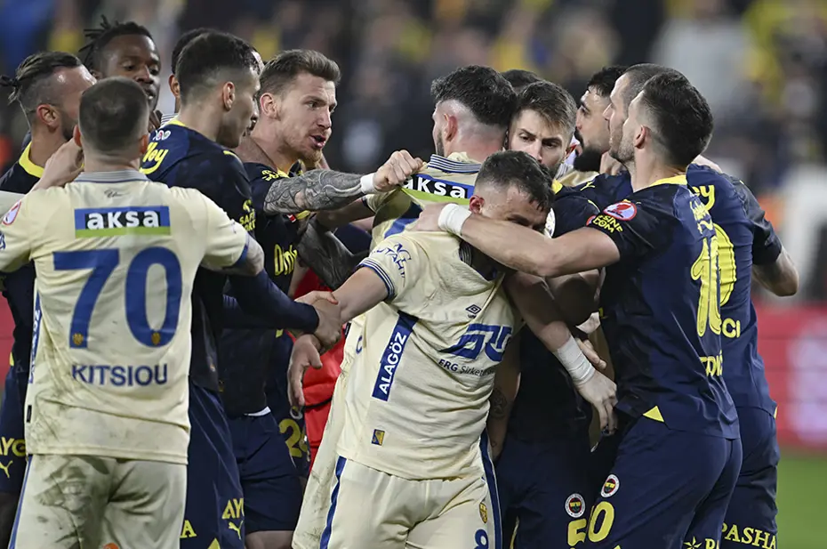 Mert Hakan Yandaş ile Kazımcan Karataş arasında arbede: Ankaragücü-Fenerbahçe maçı sonrası gerilim - 2 Mert Hakan Yandaş ile Kazımcan Karataş arasında arbede: Ankaragücü-Fenerbahçe maçı sonrası gerilim - 2