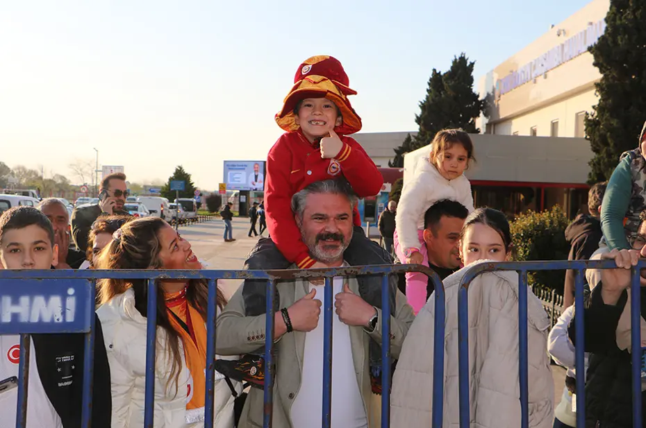 Mourinho'ya pankartlı gönderme: Okan Buruk'la birlikte poz verdiler - 9