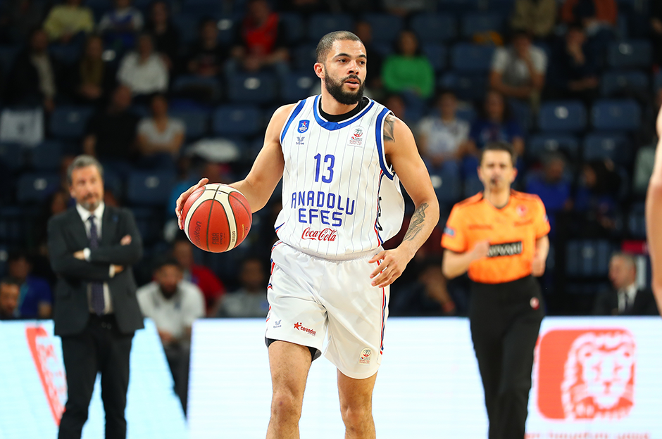 Anadolu Efes evinde rahat kazandı