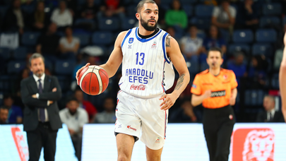 Anadolu Efes evinde rahat kazandı