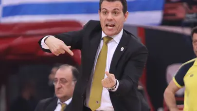 Dimitris Itoudis taraftarla tartıştı! "Gel sen yönet"