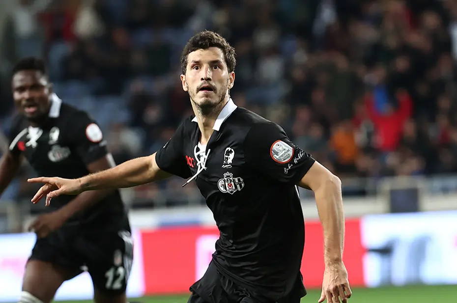 5 katı maaş talebine ret: Beşiktaş'ta 5 futbolcuya veda - 4 5 katı maaş talebine ret: Beşiktaş'ta 5 futbolcuya veda - 4