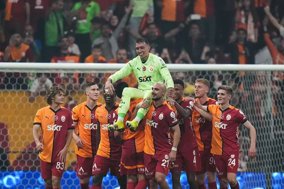 Muslera ve Mertens Galatasaray'da son maçına çıktı: Omuzlarda veda ettiler - 4