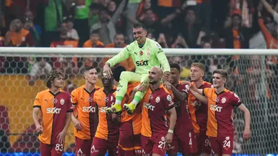 Muslera ve Mertens Galatasaray'da son maçına çıktı: Omuzlarda veda ettiler