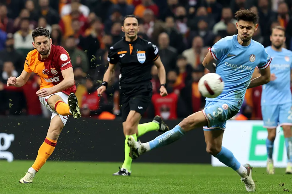 Trio ekibi, Galatasaray-Antalyaspor maçındaki tartışmalı pozisyonları yorumladı: Penaltı, kırmızı kart, iptal edilen gol... - 7