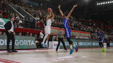 Pınar Karşıyaka son saniye basketiyle kazandı