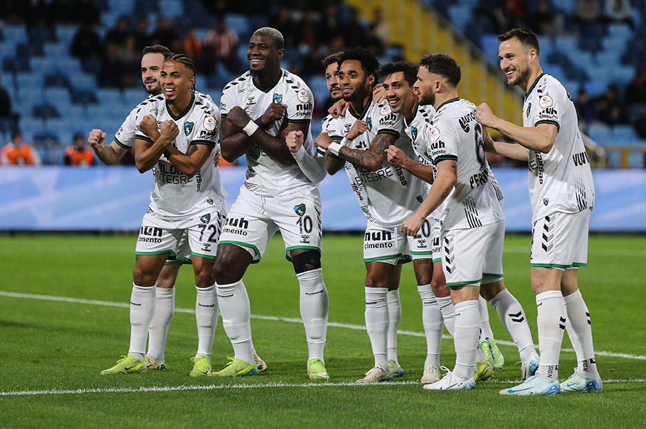 Lider Kocaelispor'dan 4 gollü galibiyet