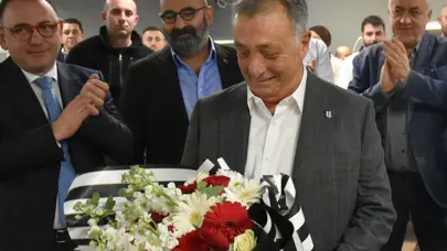 Beşiktaş Başkanı Ahmet Nur Çebi, kulüp çalışanlarıyla vedalaştı