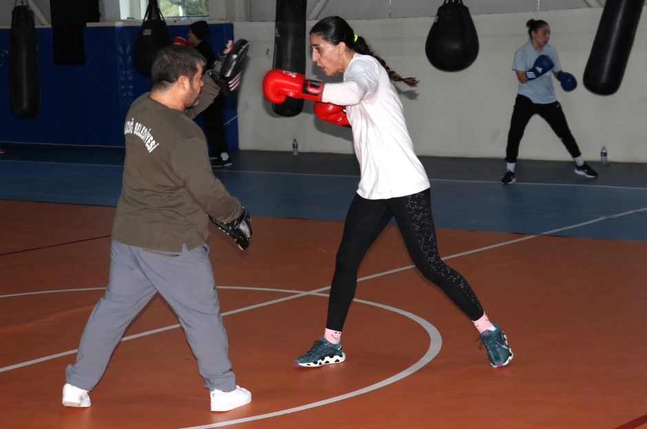 Olimpik Kadın Boks Milli Takımı kampa girdi