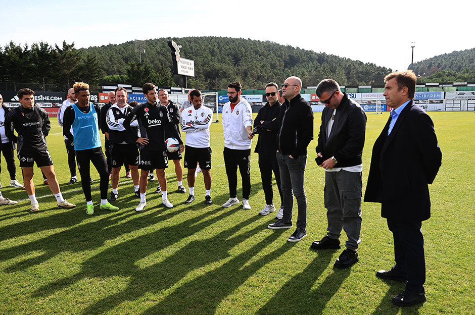 Beşiktaş Yönetimi'nden Ümraniye çıkarması: Van Bronckhorst ve futbolcularla görüştüler