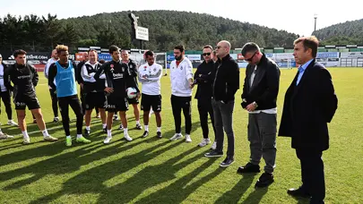 Beşiktaş Yönetimi'nden Ümraniye çıkarması: Van Bronckhorst ve futbolcularla görüştüler