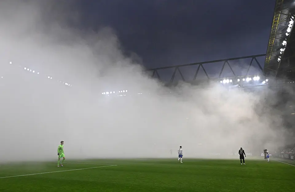 Tribünlerden sahaya sis bombası atıldı! Maç durdu