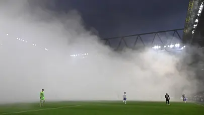 Tribünlerden sahaya sis bombası atıldı! Maç durdu