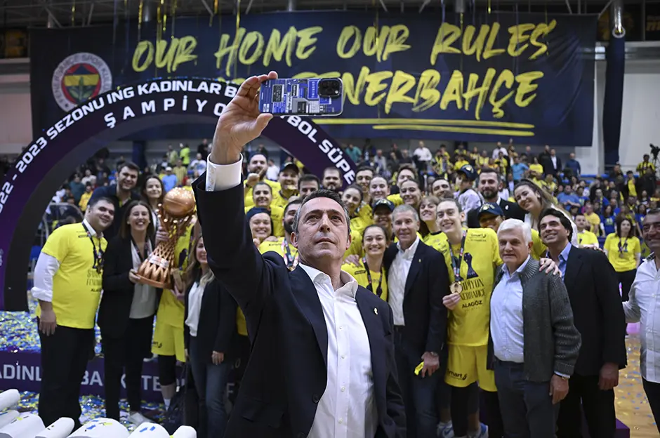 Fenerbahçe şampiyonluk kupasını kaldırdı