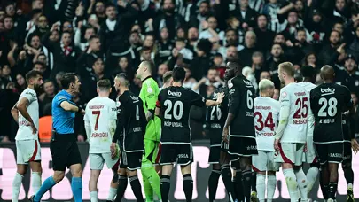 Eski hakemler derbideki pozisyonları değerlendirdi: Penaltı var mı, kırmızı kart doğru mu?