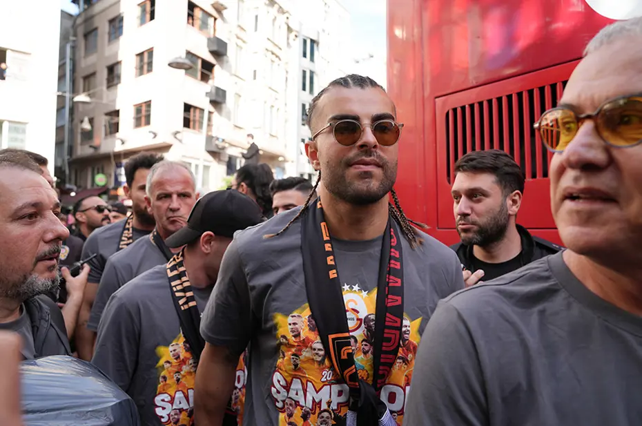 Görkemli kutlama: Şampiyon Galatasaray kupalarına kavuştu - 5 Görkemli kutlama: Şampiyon Galatasaray kupalarına kavuştu - 5