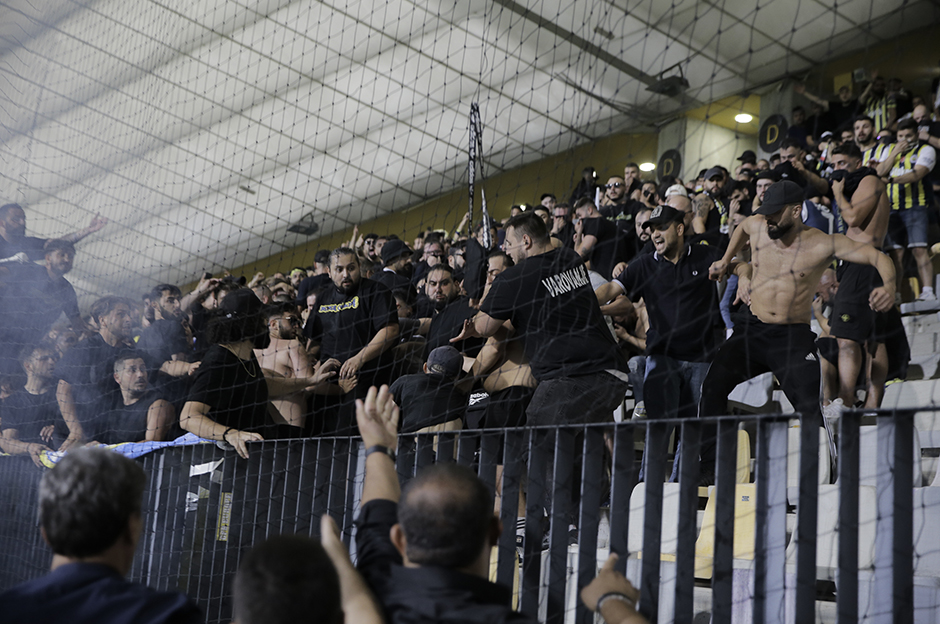 SON DAKİKA | Maribor-Fenerbahçe maçında kavga çıktı, karşılaşma 32 dakika durdu