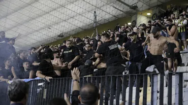 SON DAKİKA | Maribor-Fenerbahçe maçında kavga çıktı, karşılaşma 32 dakika durdu