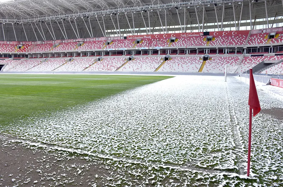 Sivasspor - Fenerbahçe maçı öncesi zeminin son durumu: Hava eksi 14 derece - 6 Sivasspor - Fenerbahçe maçı öncesi zeminin son durumu: Hava eksi 14 derece - 6