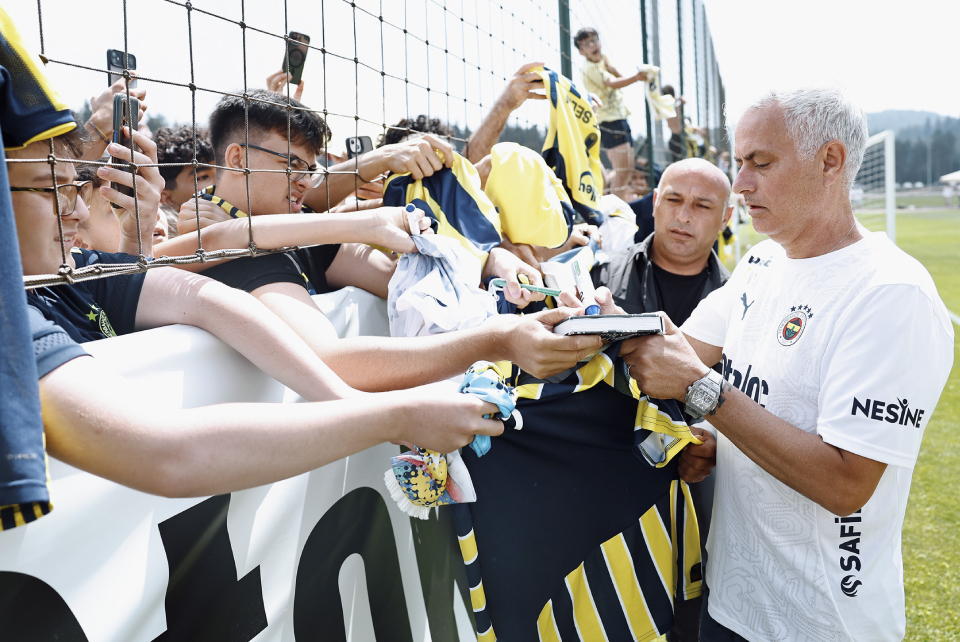Fenerbahçe'den taraftara açık antrenman: Mourinho'ya sevgi seli