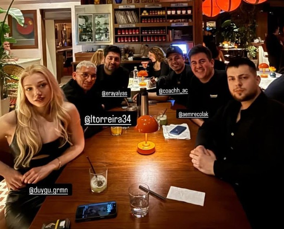 Torreira, ünlü fenomenle aşk mı yaşıyor? Paylaşım geldi, iddialar güçlendi - 3 Torreira, ünlü fenomenle aşk mı yaşıyor? Paylaşım geldi, iddialar güçlendi - 3