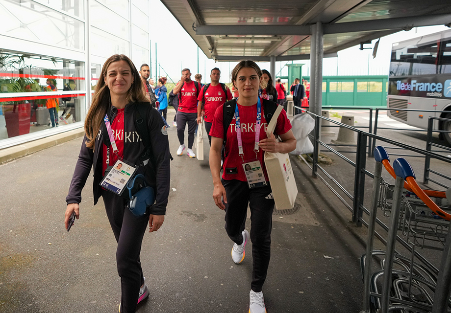 Paris'te mücadele edecek milli sporcular Fransa'ya geldi