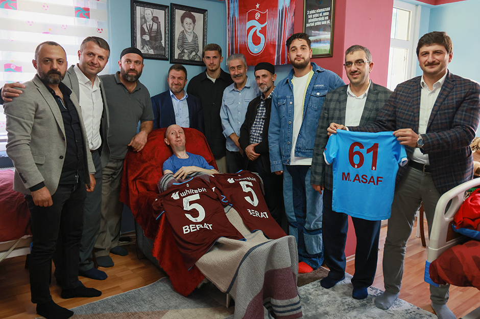 Trabzonsporlu futbolculardan anlamlı ziyaret