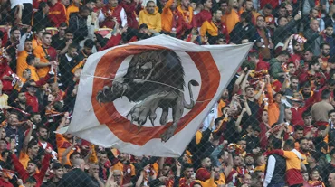 Galatasaraylı taraftarlardan kombinelere hücum; dakikalar içinde tükendi