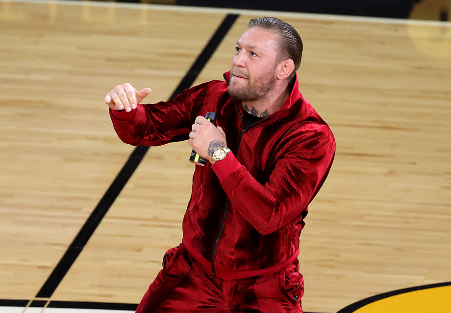 Conor McGregor, NBA maskotunu yumruklayarak hastanelik etti