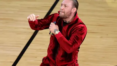 Conor McGregor, NBA maskotunu yumruklayarak hastanelik etti