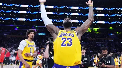 LeBron James'ten tarihi başarı: NBA'de yepyeni bir sayfa açtı