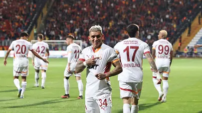 Torreira kendisi için üretilen koleksiyonun tanıtımında imza dağıttı