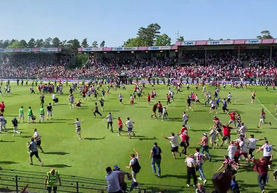 Şampiyon olduğunu sanan taraftarlar sahaya girdi; son dakika golüyle yıkıldı