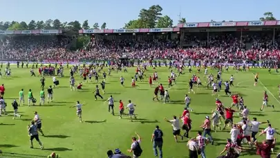 Şampiyon olduğunu sanan taraftarlar sahaya girdi; son dakika golüyle yıkıldı