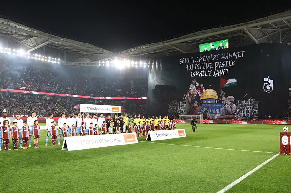Trabzonspor - Fenerbahçe maçında Filistin'e destek pankartı - 5 Trabzonspor - Fenerbahçe maçında Filistin'e destek pankartı - 5