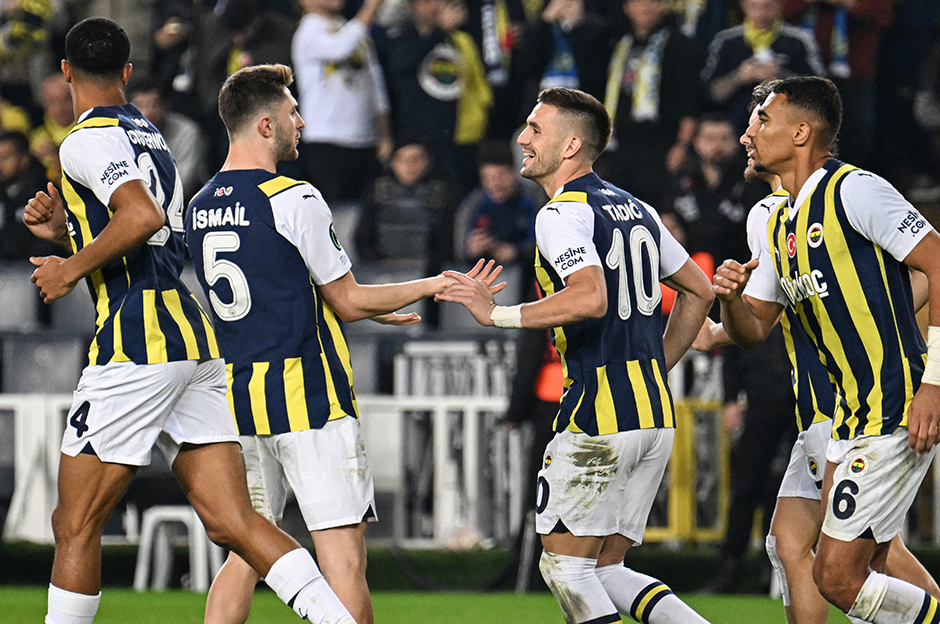 Fenerbahçe ilk yarıyı averajla lider tamamladı